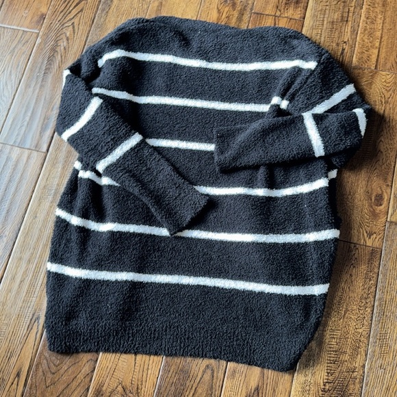 NWT HARPER FRANCESCA’S Cozy Black and White Striped Sweater Size Large - Picture 5 of 6